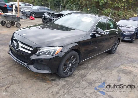 2015 Mercedes-Benz C 300 4Matic z USA, uszkodzony, nr VIN 55SWF4KB1FU061056